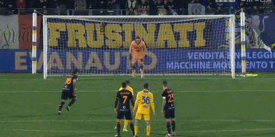 半场：拜仁2-2弗赖堡，卡尔、奥利塞分别传射，铃木唯人进球